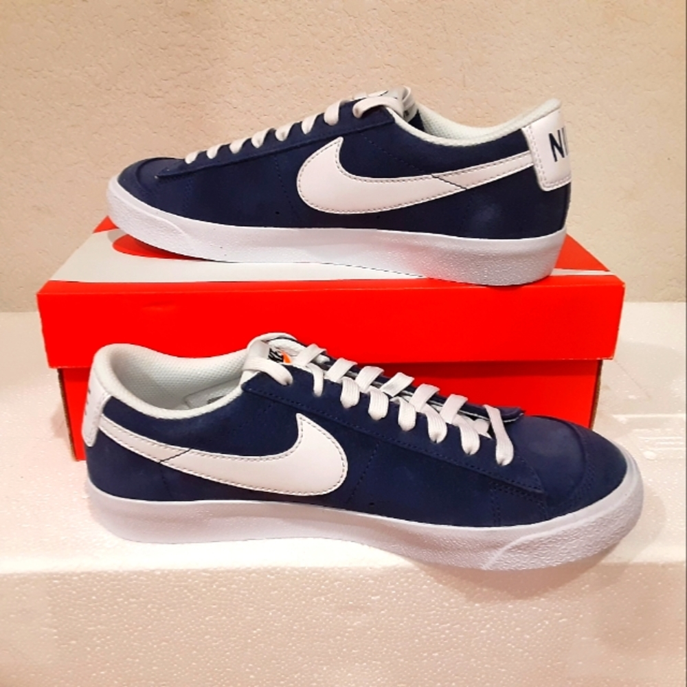Nike - Picture 2 of 4